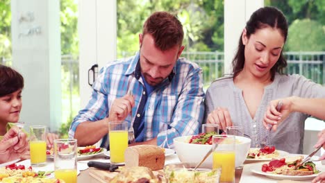 familia orando antes de comer el almuerzo