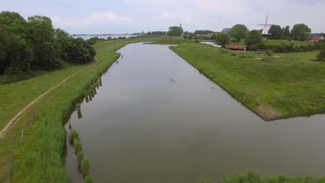 Luftaufnahme-Der-Historischen-Stadt-Veere-Mit-Einer-Alten-Windmühle-Im-Rahmen