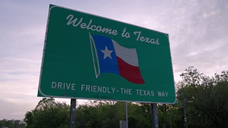 Bienvenido-A-Texas:-Maneje-Amigable-El-Letrero-De-Texas-Way-En-La-Línea-Estatal-Con-Gimbal-Video-Stable