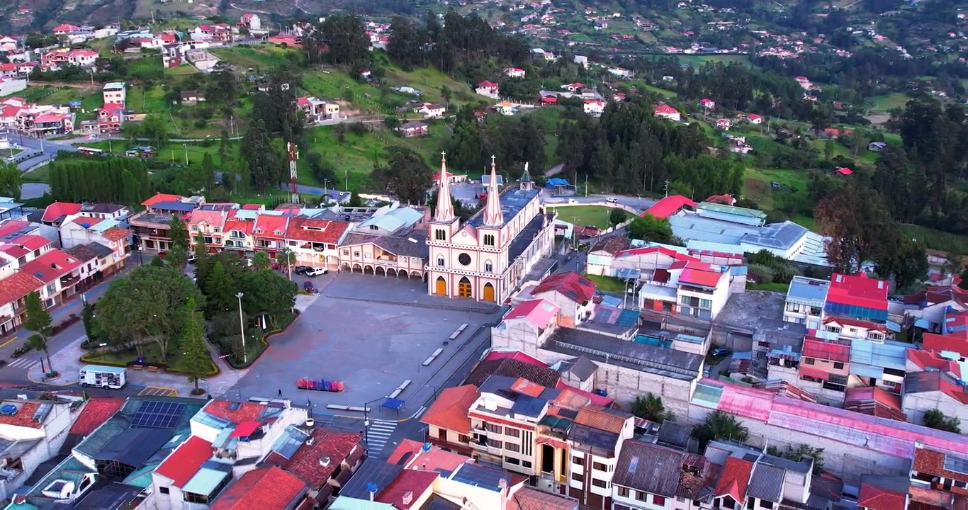 Questo suggestivo filmato aereo con drone cattura la bellissima chiesa cattolica centrale di Chordeleg, una famosa città artigianale nella provincia di Azuay in Ecuador, immersa nella soffice luce del mattino. Il video fornisce