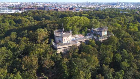 Schöne-Luftaufnahme-Von-Oben,-Flug-Flakturm-Humboldthain-Bunker-2.-Weltkrieg,-Berlin-Mitte-Sommer-2023