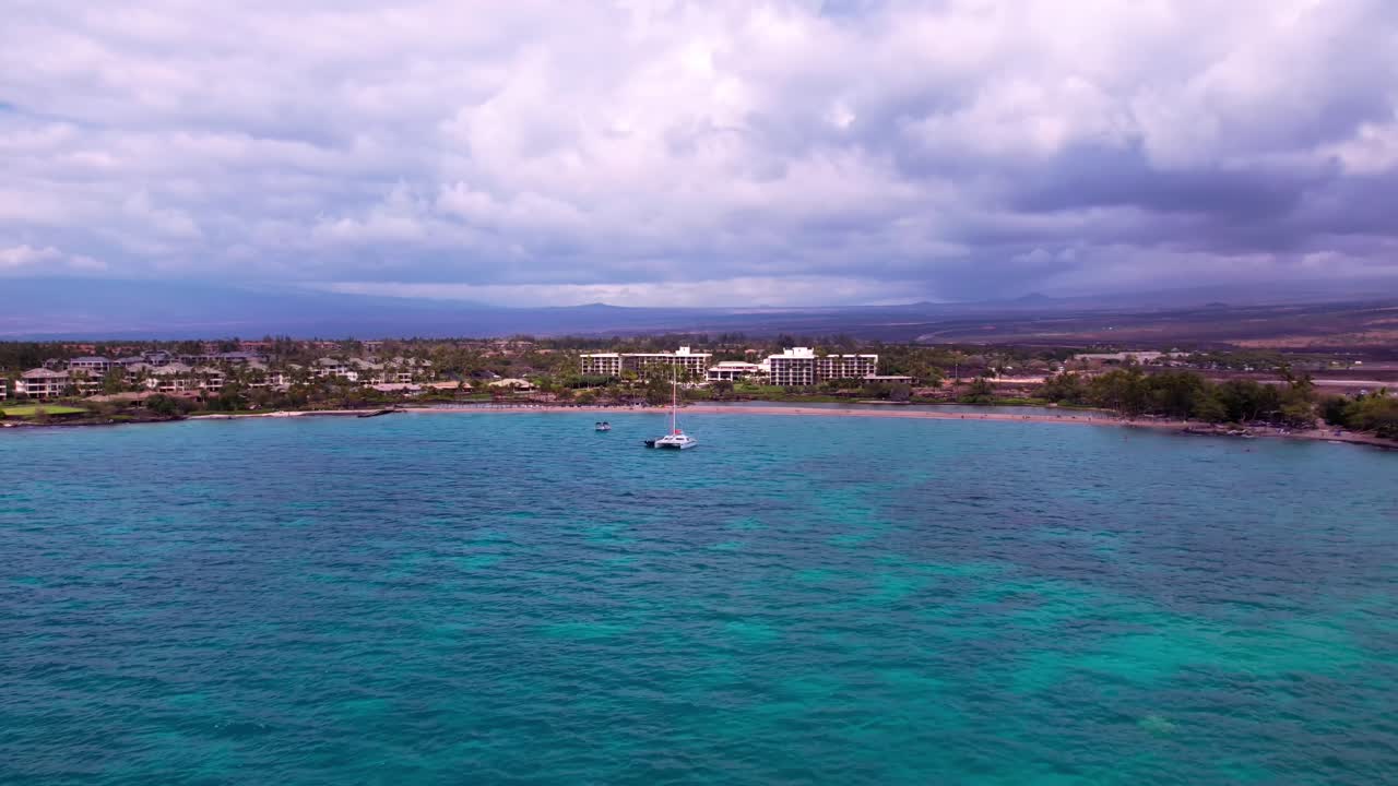 Timelapse aereo sull'oceano blu verso un resort balneare alle Hawaii, drone