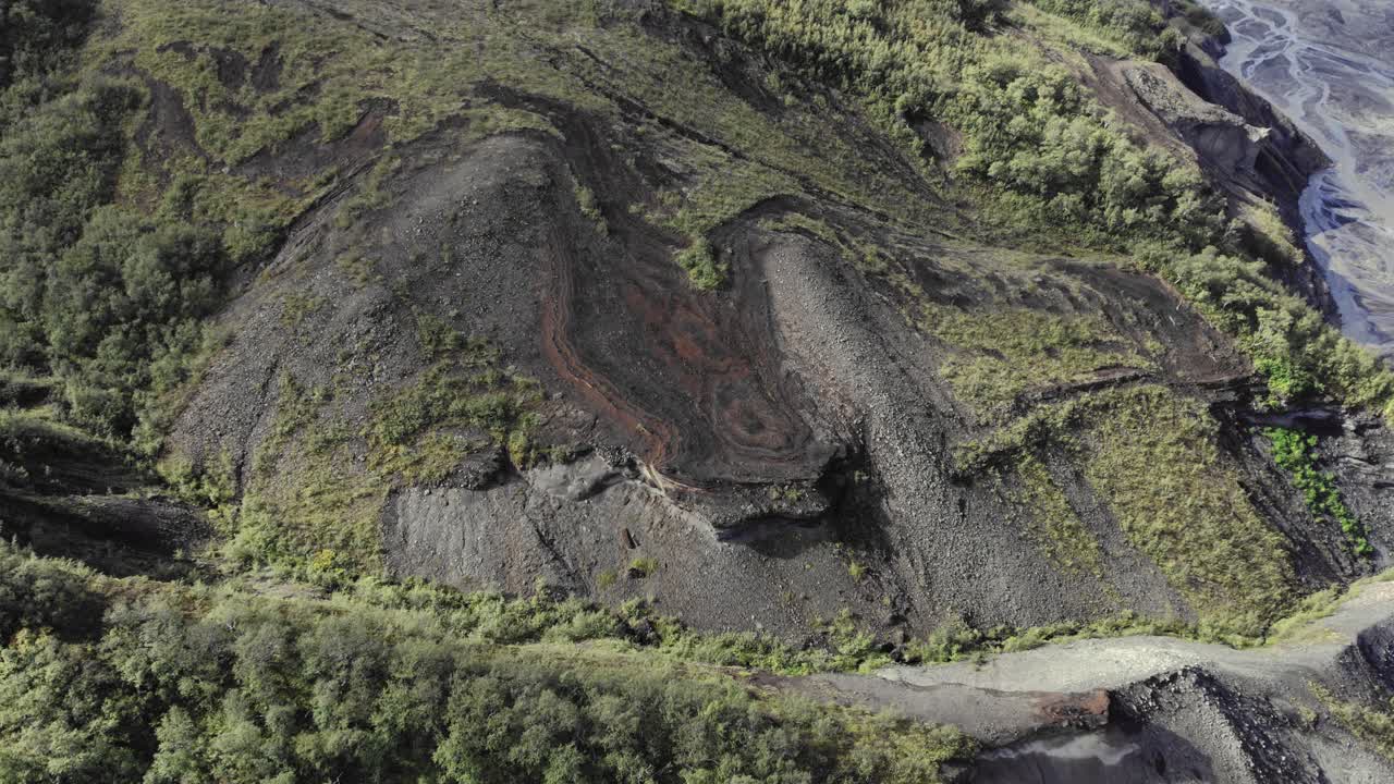 Letecký pohled na sopečné útvary v horském pásmu Thórsmörk, slavné krajině islandského národního parku.