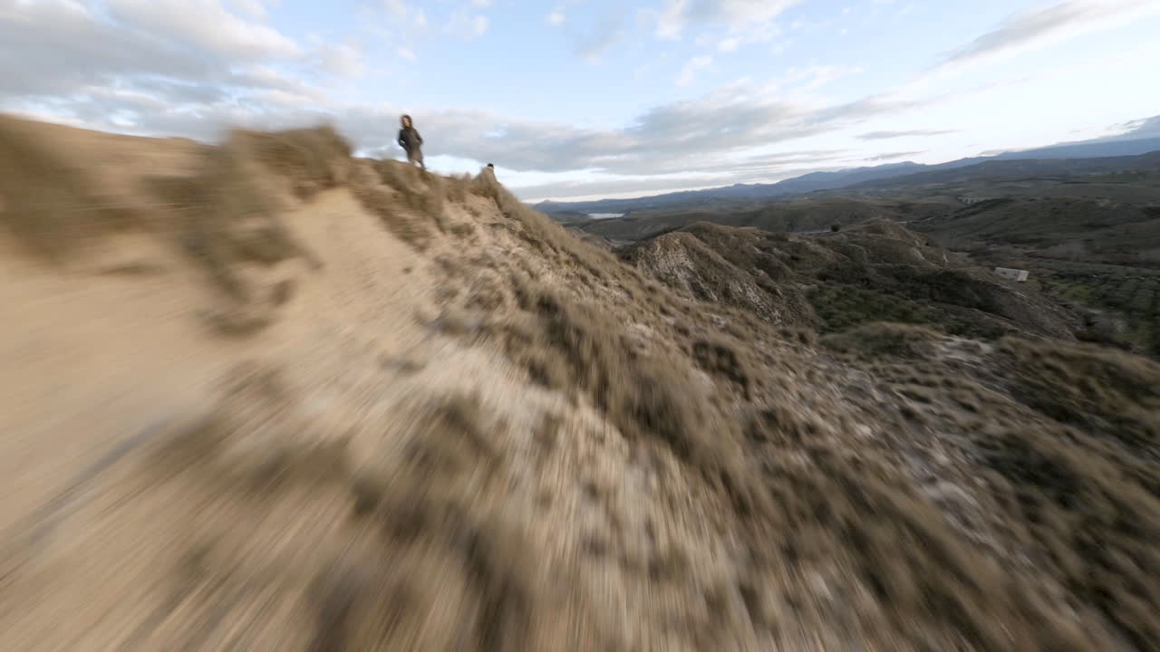 volando cerca de las tierras baldías italianas al atardecer, alcanzando la cima de la colina