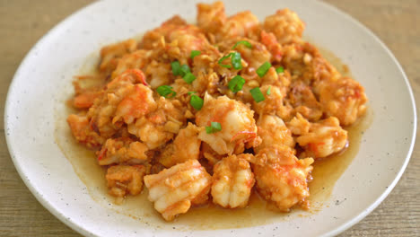 camarones fritos con ajo y pasta de camarones en un plato de whie