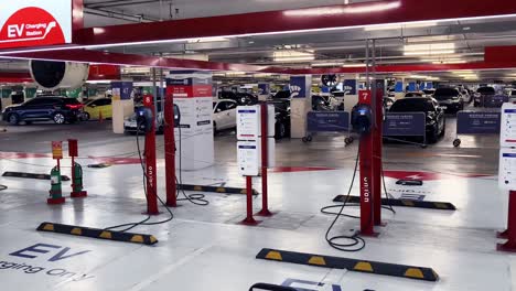 estación de carga en un garaje de estacionamiento