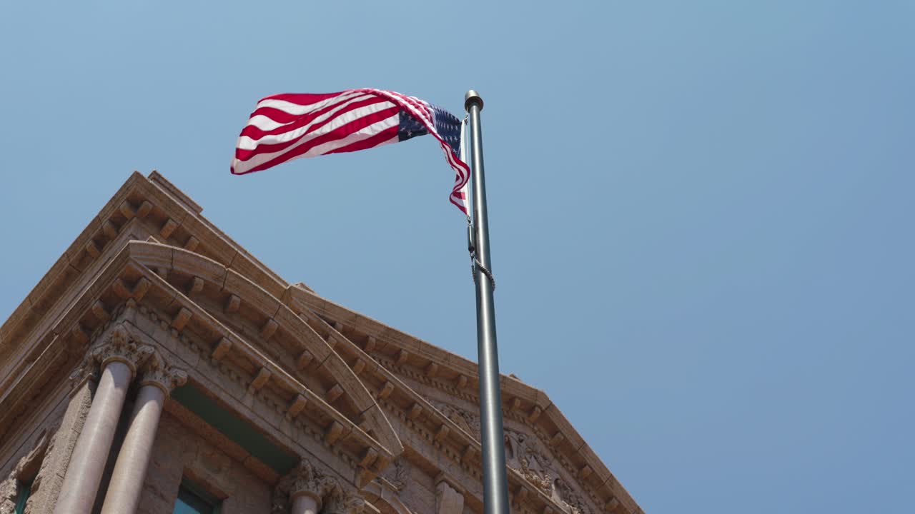 Inquadratura grandangolare dal basso del Tribunale della Contea di Tarrant a Fort Worth, Texas.