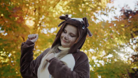 Fröhliches-Kind-Im-Hirschkostüm,-Das-In-Der-Nähe-Des-Herbstbaums-Tanzt