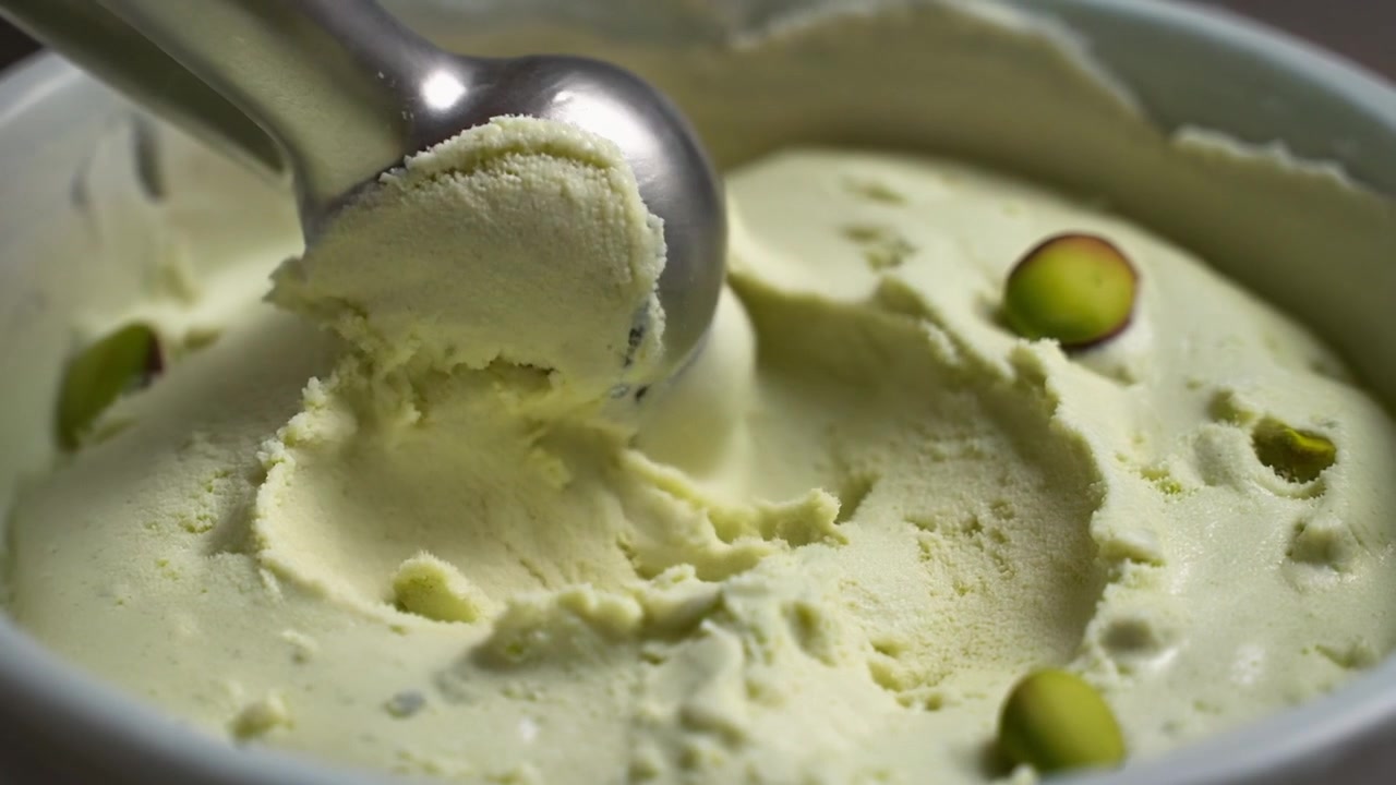 Prelevare gelato cremoso al pistacchio da una ciotola