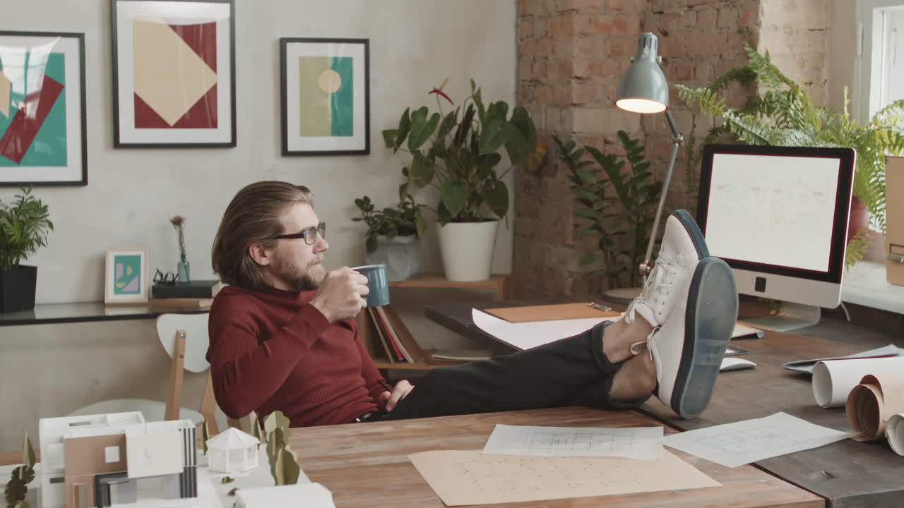 Arquitecto relajándose en el trabajo