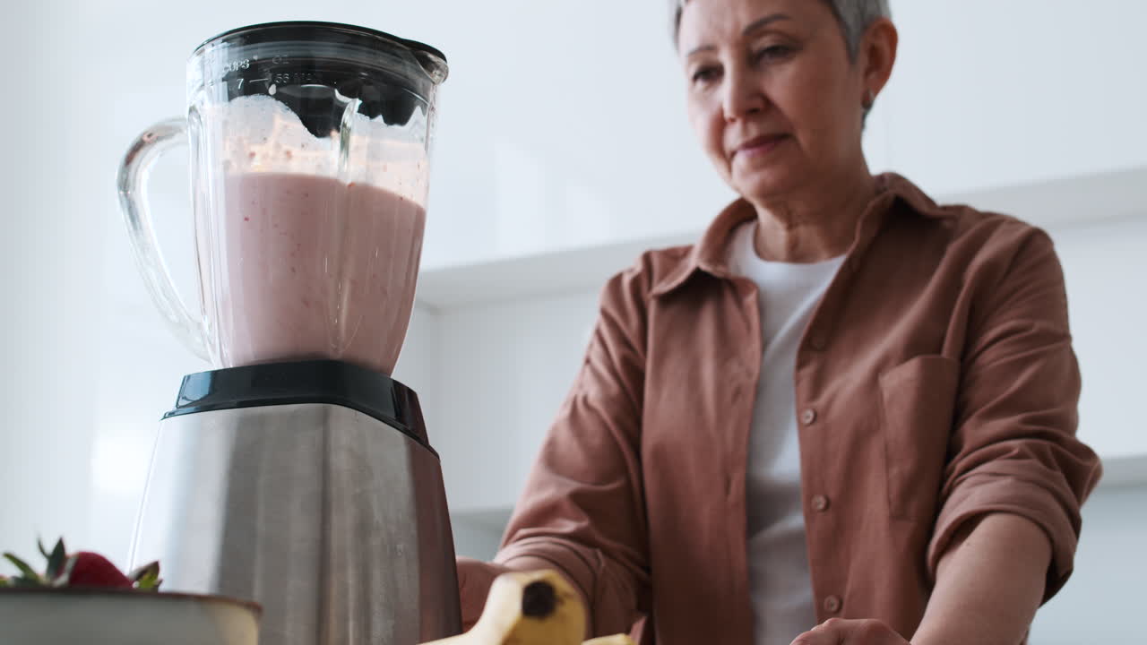 una mujer haciendo un batido.