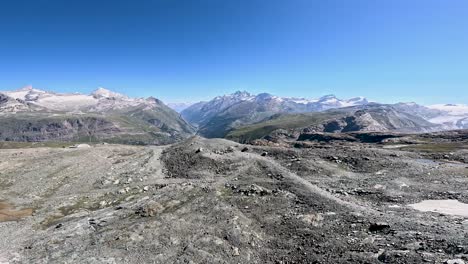 Montaña-Matterhorn-Rodeada-De-Alpes-Suizos-En-Suiza,-Europa