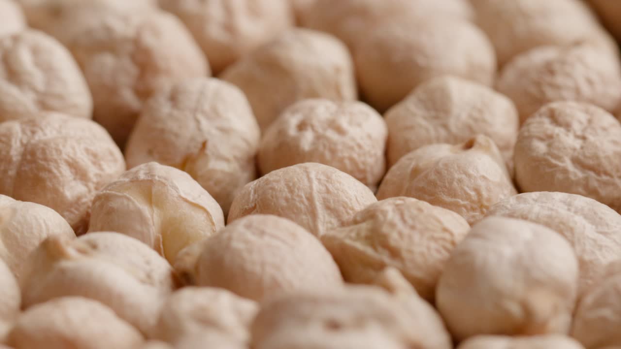 grupo de garbanzos crudos que giran en un círculo