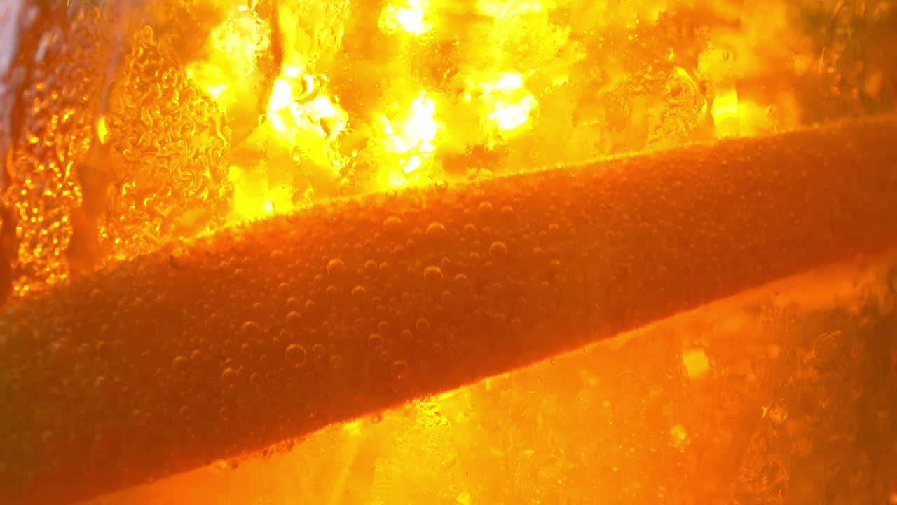 햇볕에 상쾌한 오렌지 음료 - 180fps