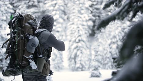 Bogenschießen-Bogen-Elchjagd-Im-Schnee-In-Montana-Im-Oktober-Auf-Dem-Gipfel-Der-Berge