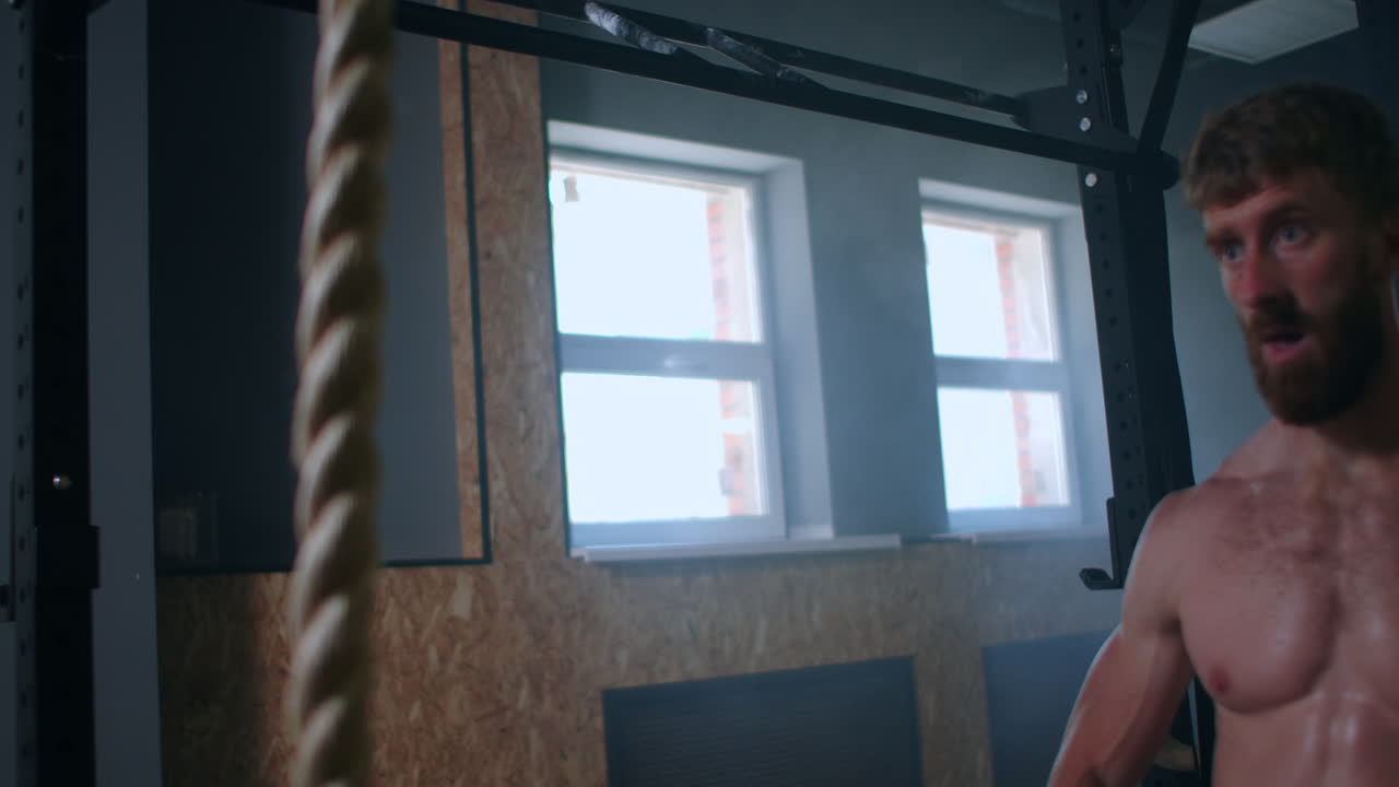 el hombre sube por la cuerda y llega a la cima. el concepto de éxito a través del trabajo duro