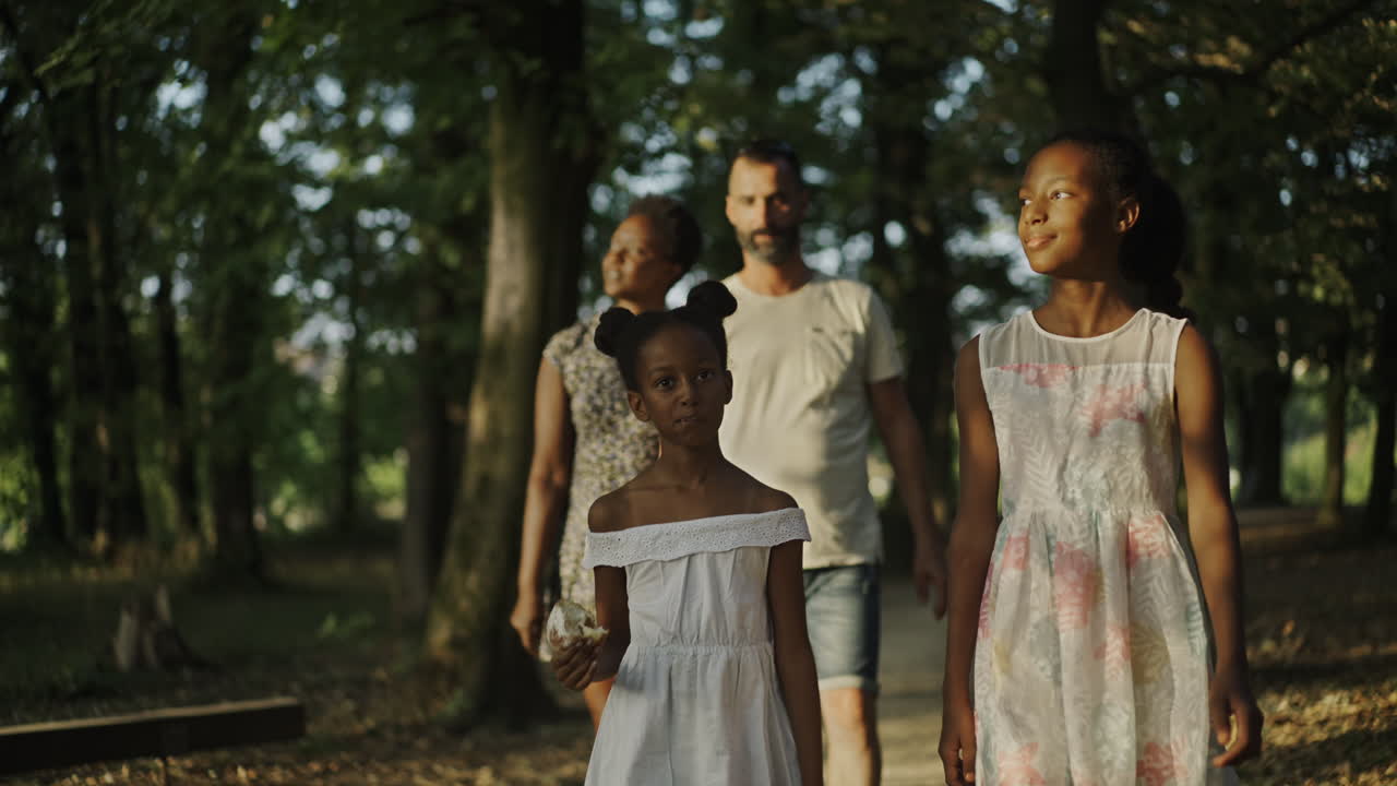 공원에서 산책하는 가족