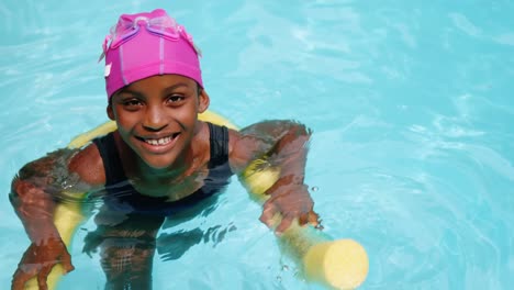 Porträt-Eines-Jungen-Mädchens,-Das-Mit-Aufblasbarem-Schlauch-Schwimmt