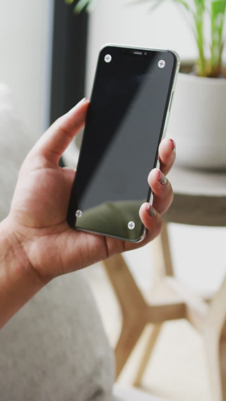 video de manos de tamaño grande mujer afroamericana con teléfono inteligente con espacio de copia en la pantalla