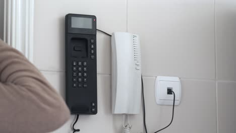 siempre de guardia: profesional ocupado contestando el teléfono