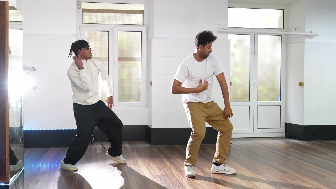Dua pria menari di sebuah studio