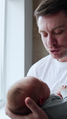 padre y bebé recién nacido