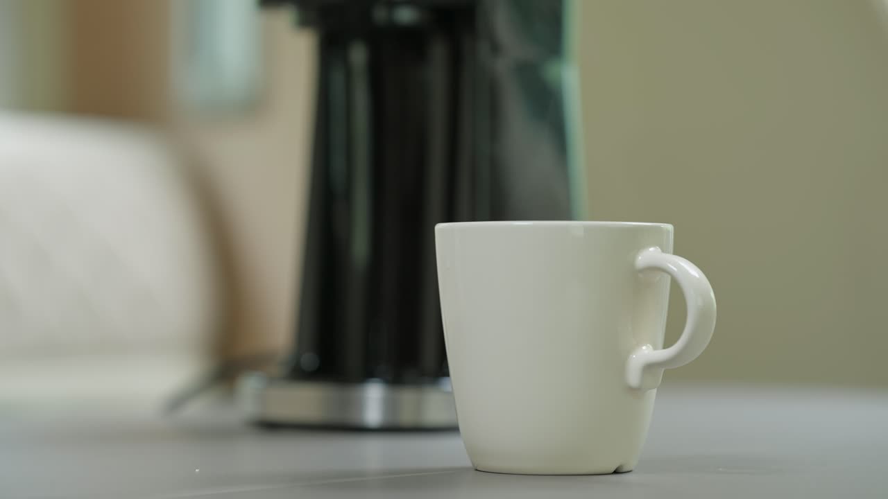 Caffè nero filtrato viene versato da una tazza termica in una tazza da caffè, campeggio, camper.