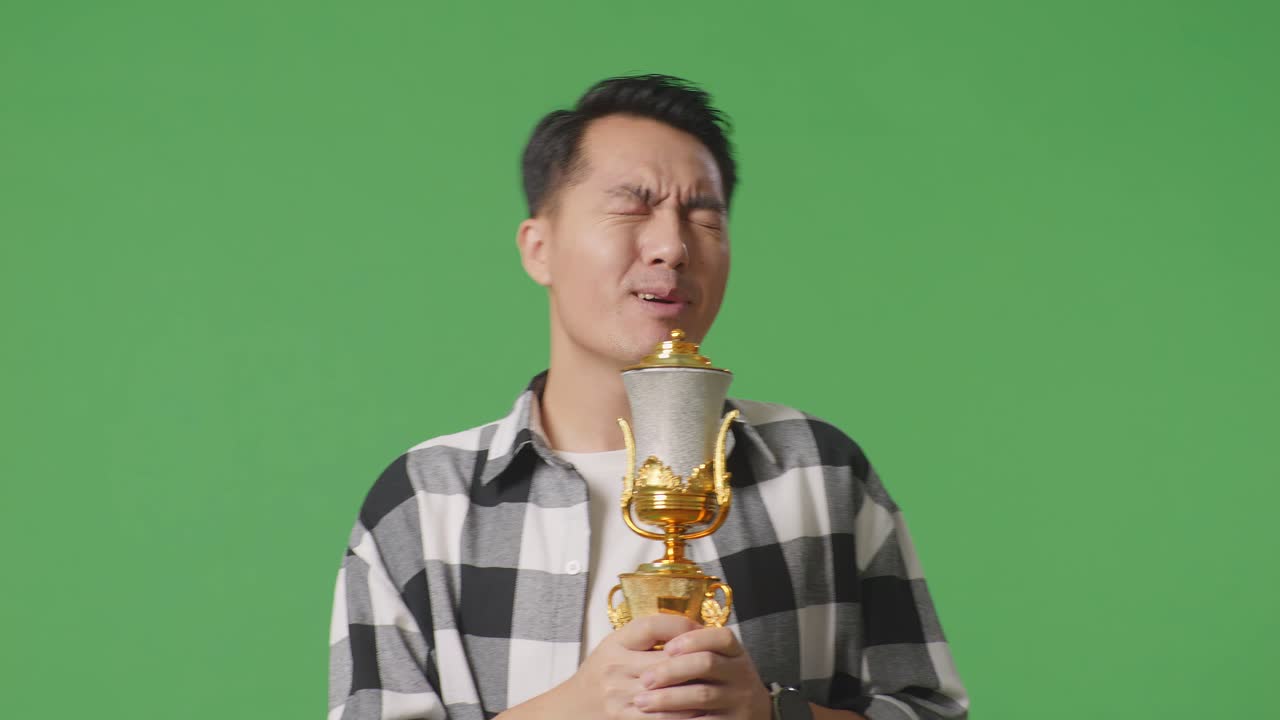 트로피를 가지고 축하하는 남자