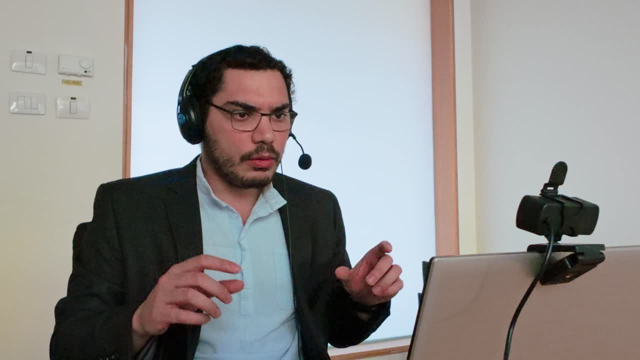 Conduttore di webinar carismatico che presenta dal vivo