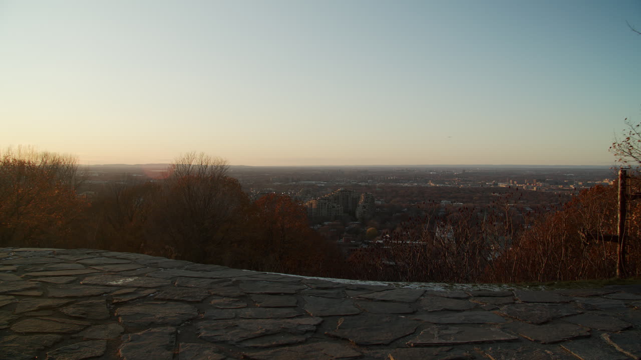 캐나다  ⁇  주 몬트리올 에 있는 몬트리올 대학교 근처 에 있는 해 가 지는 마운트 로 ⁇  에서 볼 수 있는 풍경