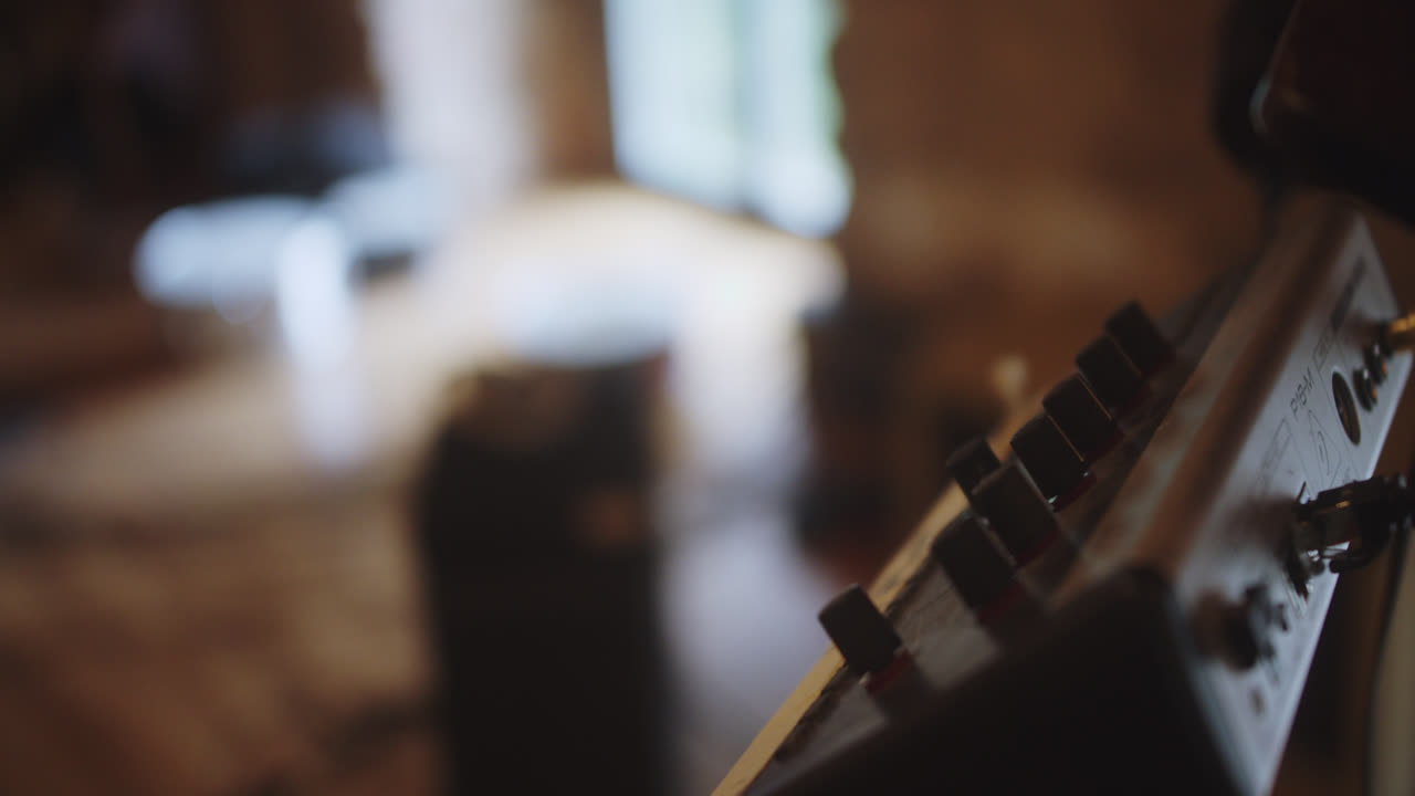 프리랜서 음악가들을 위한 오디오 싱 장비와 함께 낮은 키 조명으로 음악 녹음 스튜디오 내부의 아름다운 느린 동작 촬영