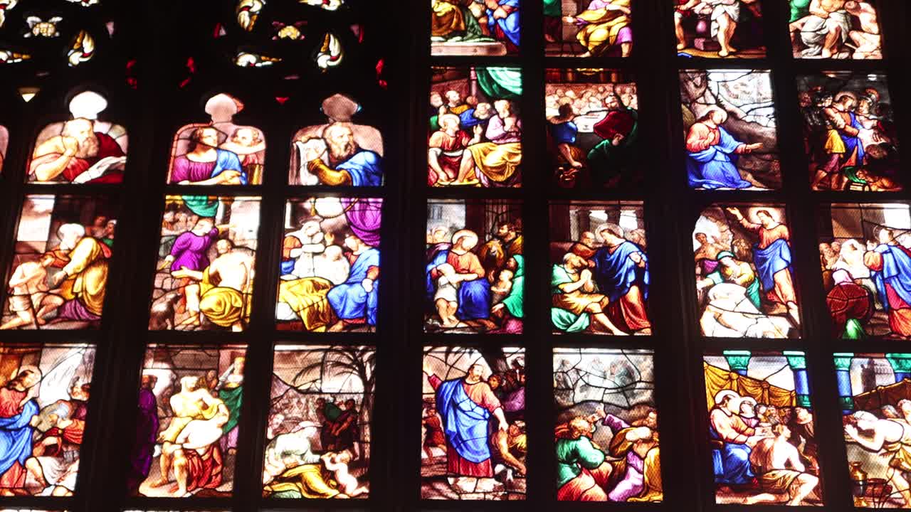 Pannelli di vetrate dettagliati in una cattedrale storica.