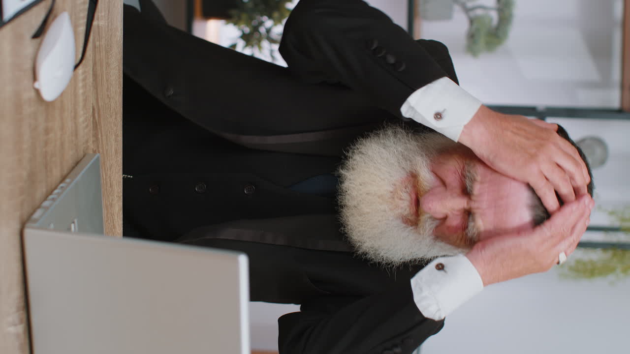 분노한 사업가 ceo는 동료와 대화를 나누고, 홈 오피스, 다, 갈등, 협상