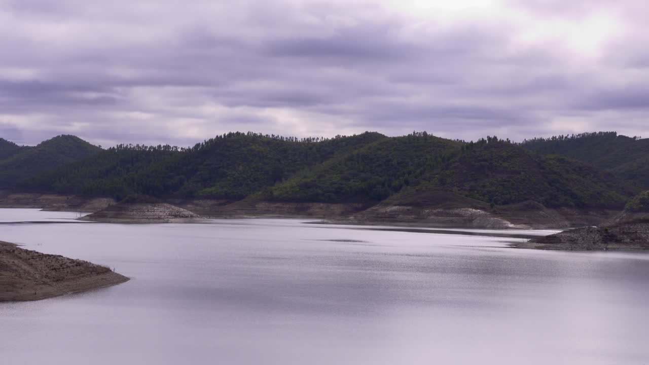 pan del lado del lago después de la tormenta