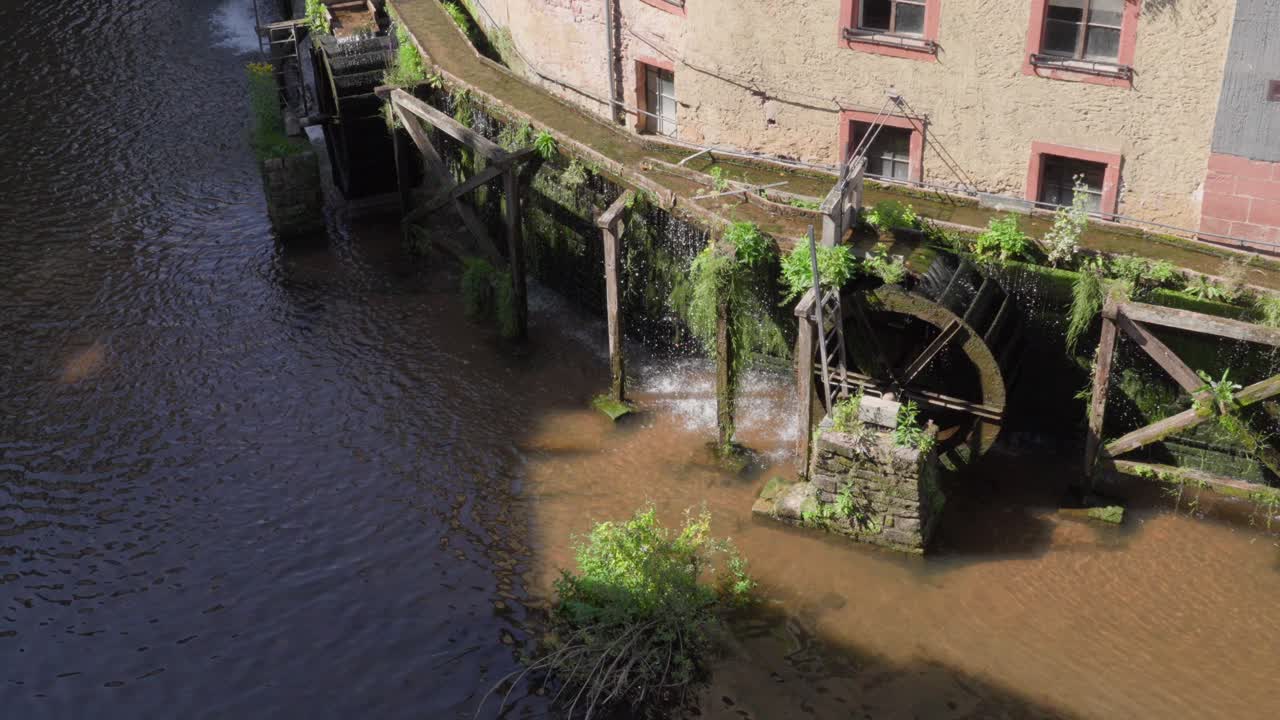 Mulino ad acqua per cereali sul fiume Saar nella città di Saarburg, Germania, vecchio stile europeo