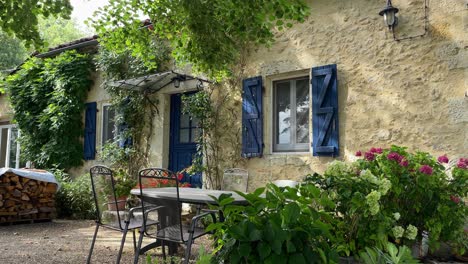 Traditionelles-Landhaus-Im-Süden-Frankreichs