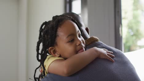 Glückliche-Afroamerikanische-Tochter-Und-Vater-Umarmen-Sich-Auf-Dem-Sofa