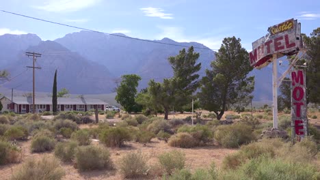 ein verlassenes oder heruntergekommenes altes rustikales motel an einer landstraße in amerika 2