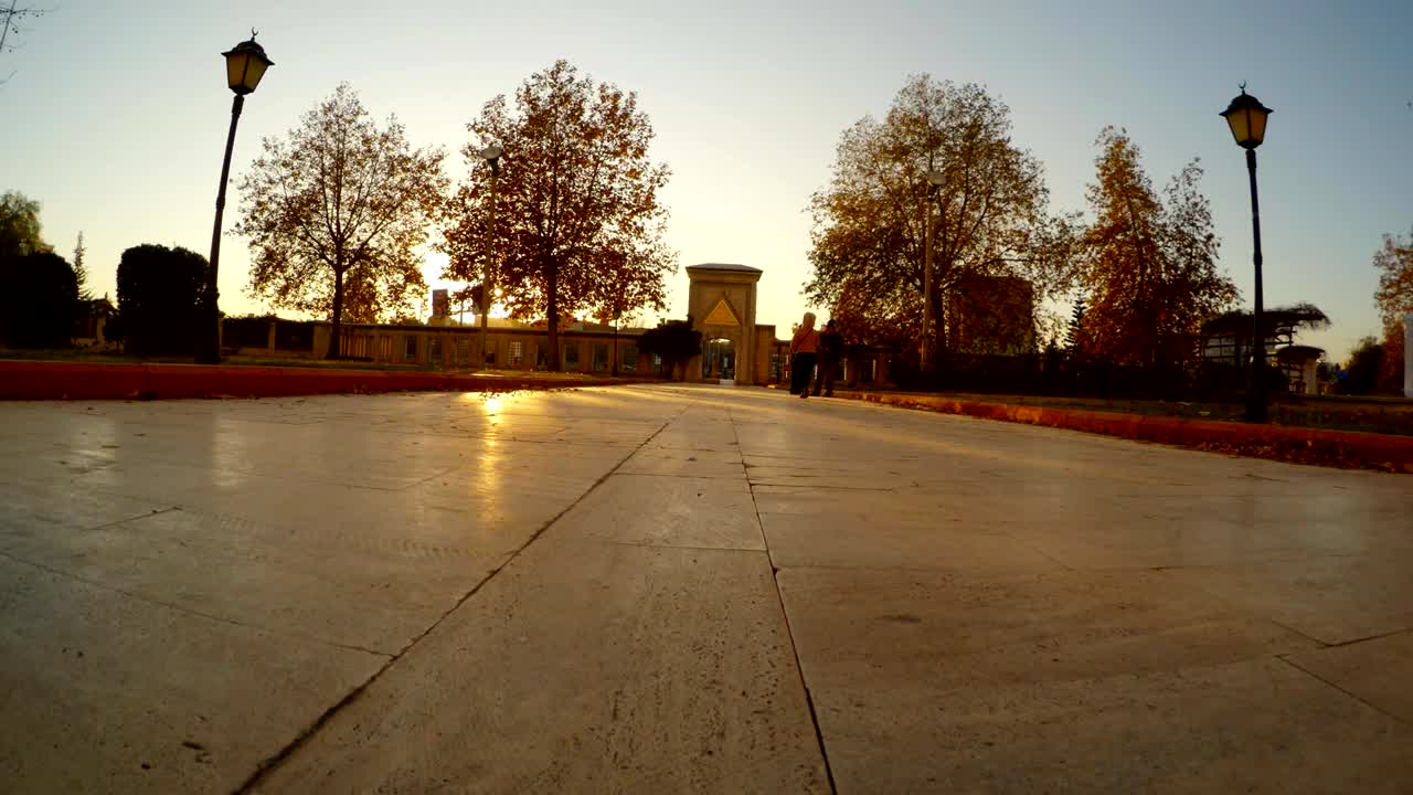 pavimento de piedra en el parque por la noche en el centro de la ciudad turca de adana