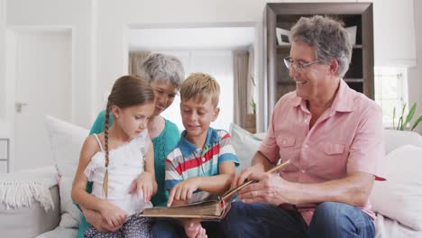 una familia feliz en una casa