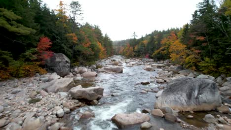 río lleno de rocas en nueva inglaterra con árboles de otoño