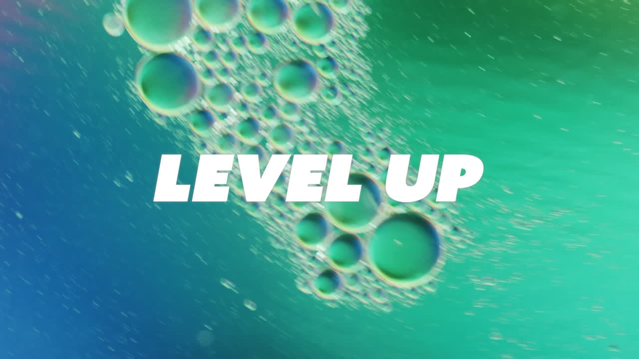 Animazione del testo 'level up' su sfondo astratto a motivo liquido