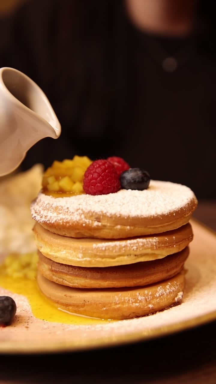 딸기와 시럽 팬케이크