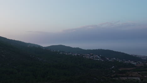 Zeitrafferaufnahme-Des-Anbrechenden-Morgens-Auf-Dem-Hügel,-Während-Wolken-Vorbeiziehen