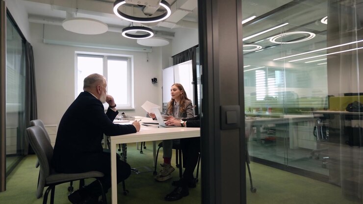 Colleghi di lavoro che discutono un progetto in una moderna sala riunioni d'ufficio