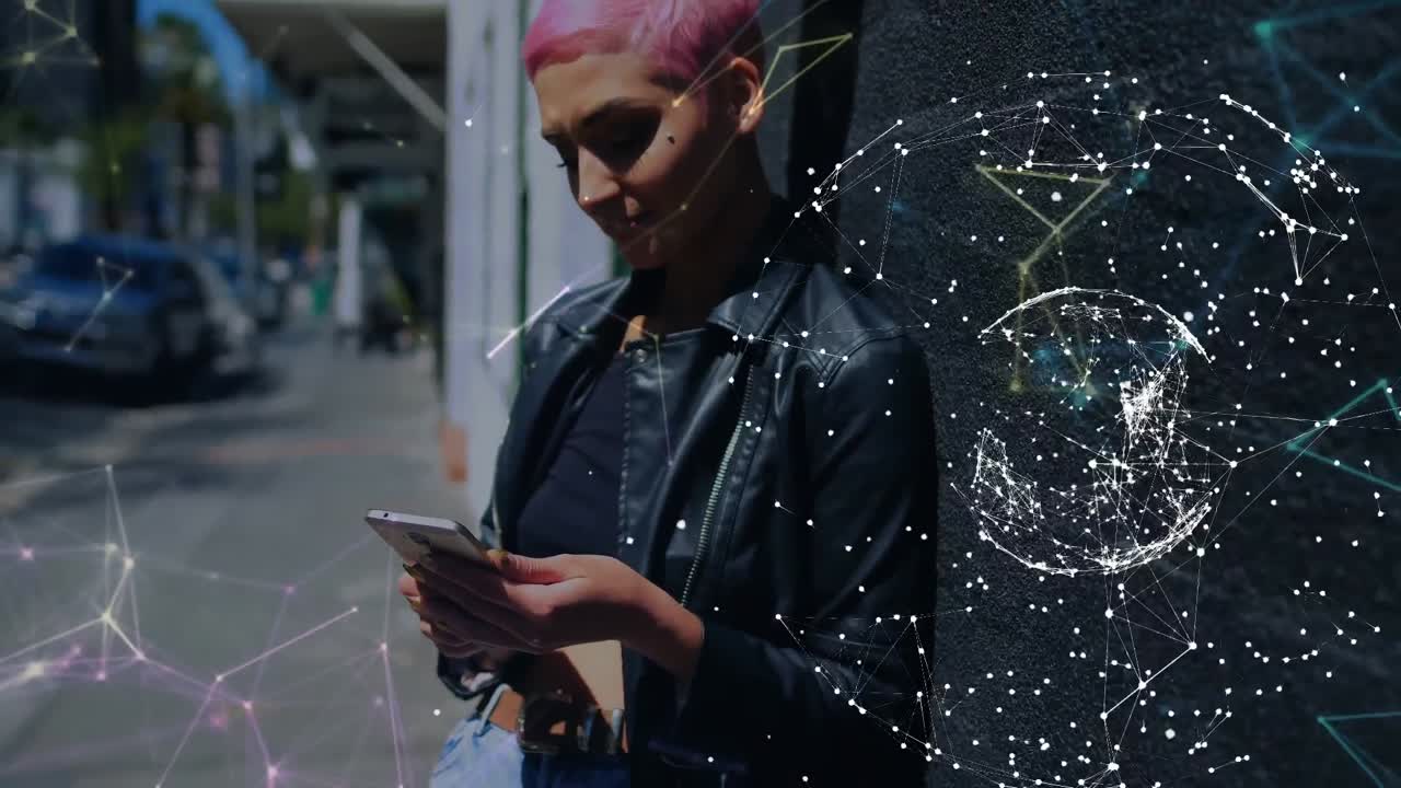 animación de una red de iconos digitales sobre una mujer usando un teléfono inteligente