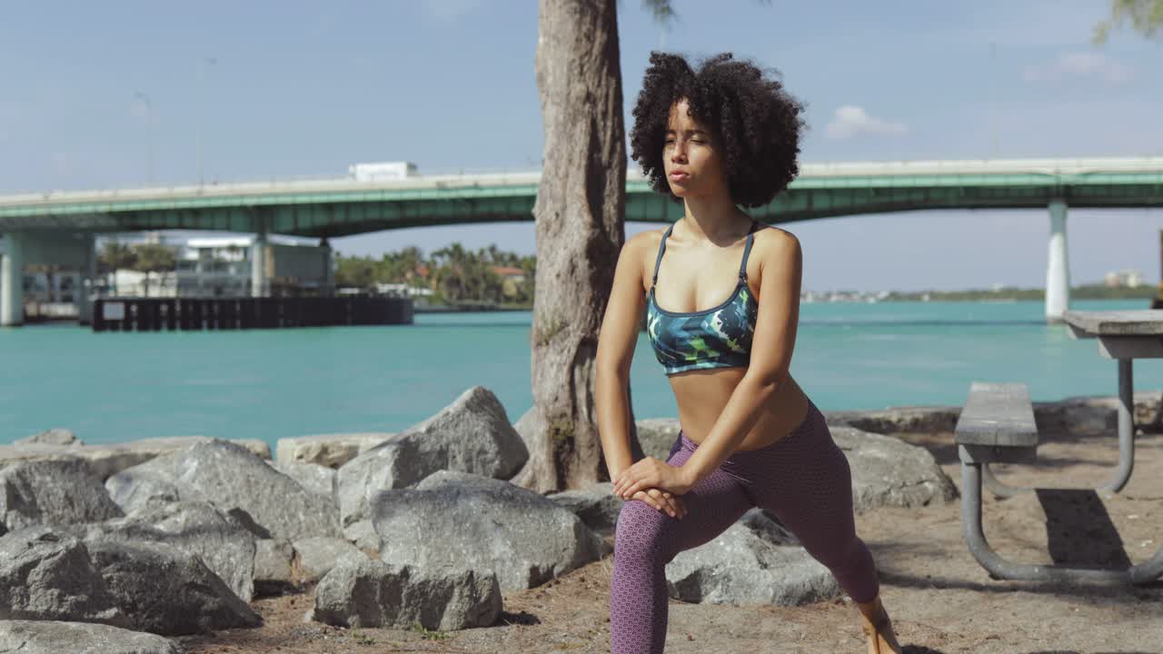 mujer relajada haciendo ejercicio en la orilla del río