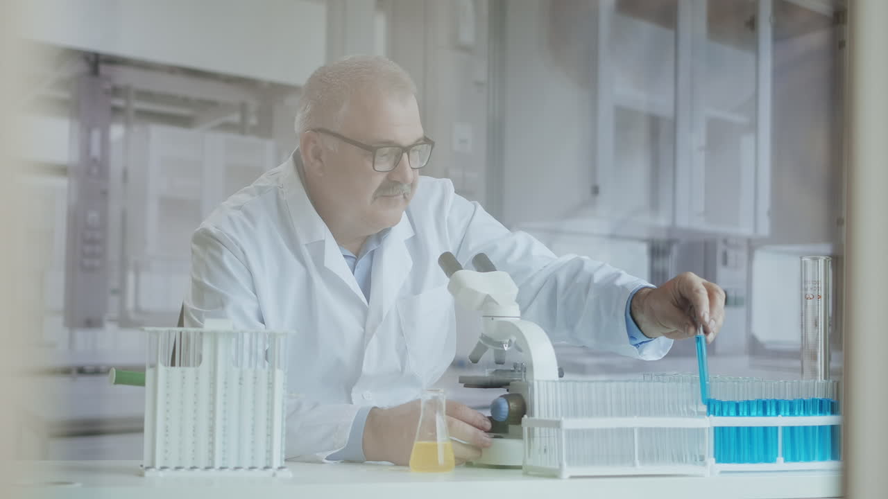 el trabajo del médico masculino en el laboratorio desarrollando una vacuna. coronavirus covid-19 2019-ncov medicamentos concepto de investigación. uso del microscopio. imágenes de alta calidad 4k