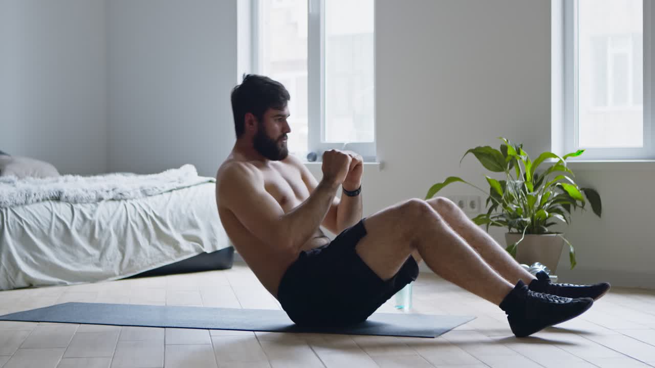 집에서 앉아 앉아 하는 남자