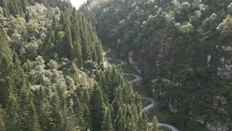 Seitliche-Drohnenaufnahme,-Die-Kossdalssvingene-Zeigt,-Während-Die-Sonne-Perfekt-In-Osterøy,-Norwegen,-Scheint